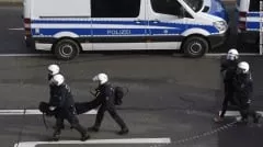 Germaniyada namoyishda ishtirok etgan 500 kishi hibs qilindi фото
