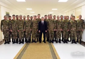 Shavkat Mirziyoyev Nukusda harbiy xizmatchilar bilan suhbatlashdi фото