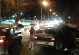 Автоҳалокатга учраган эркак капотнинг устида лезгинкага рақсга тушди (видео) фото