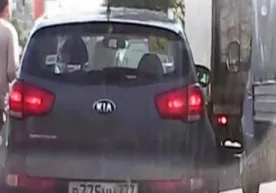 Avtomobilchilar trassa o‘rtasida lom bilan urushib ketishdi (Video) фото