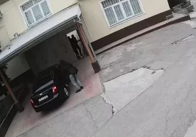 Юнусободдаги хонадонни талаб, машинасини миниб қочганлар ушланди (видео) фото
