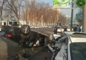 Тошкентда «Малибу» ЙТҲ содир этиб ағдарилди фото