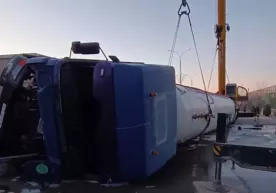 A propane gas truck overturned in Nukus фото