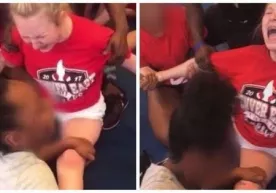 Amerikalik o‘qituvchi o‘quvchisini "shpagat" qilib o‘tirishga majburladi (video) фото
