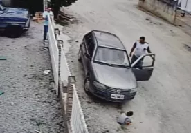 Mashina bosib ketgan uch yoshli bola tirik qoldi (video) фото