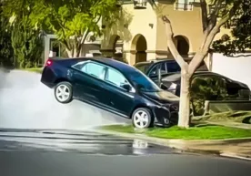 Ёнғинни ўчиришга мўлжалланган гидрантни уриб юборган Toyota Camry сув оқими сабаб ҳавода «муаллақ қотди» (видео) фото