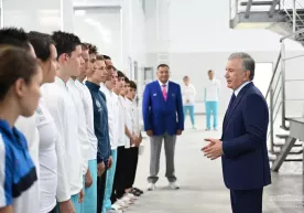 Президент сув спорти саройида спортчилар ва мураббийлар билан суҳбатлашди фото