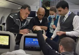 O‘zbekiston milliy jamoasi shifokori samolyotda keksa yo‘lovchining hayotini asrab qoldi фото