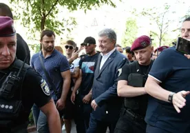 Порошенкога сўроқ қилинганидан кейин тухумлар улоқтирилди фото