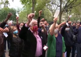 Parijdagi qahvaxona va barlar egalari cheklov choralariga qarshi namoyishga chiqishdi фото