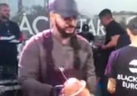 Bishkekda Timatidan bepul burger ilinjidagi minglab kishilar tiqilinchni yuzaga keltirdi (video) фото