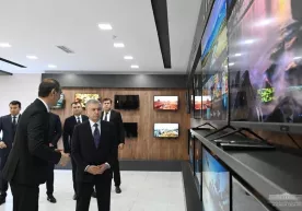 Prezident Qarshidagi televizor ishlab chiqaruvchi korxonaga bordi (foto) фото