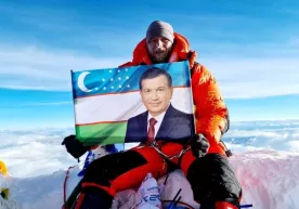 Everest cho‘qqisidagi O‘zbekiston bayrog‘i va Shavkat Mirziyoyev surati фото