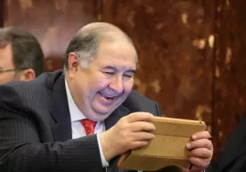 Миллиардер Алишер Усмонов медиабозорни тарк этадими? фото