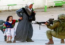 Israeli soldiers shoot dead pregnant Palestinian woman фото