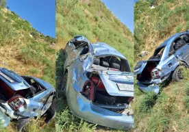 Жиззахда Lacetti автомашинаси йўл четидаги бетон тўсиққа урилиб, пастга тушиб кетди фото