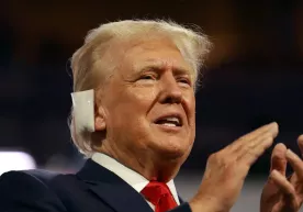 Трамп суиқасддан кейин илк бор оммага кўриниш берди (видео) фото
