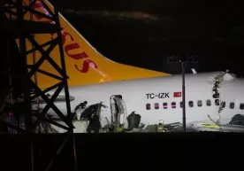 Istanbul aeroportida samolyot qo‘nish vaqtida uchga bo‘laklanib ketdi (foto) фото