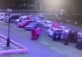 Россияда парадда қатнашаётган машина одамлар устига ҳайдалди (видео) фото