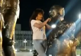 Тошкентда қиз Шомаҳмудовлар ҳайкалига чиқиб селфи қилди (видео) фото