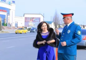Байрам кайфияти: Инспекторлар хотин-қизларга гул совға қилмоқда (фото) фото