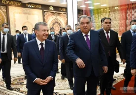 Shavkat Mirziyoyev va Emomali Rahmon «Qayroqqum gilamlari» korxonasini borib ko‘rdi фото