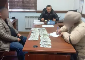 Избоскан туманида ота фарзандлари учун олинадиган уйга 10 минг доллар тўлов қилиб берди фото