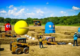 Улкан қурилиш техникалари ёрдамида реал ҳаётда Pac-Man ўйини ўйнаб кўрилди (видео) фото