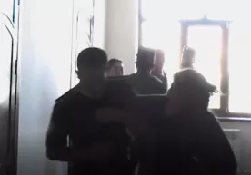 ИИБ ходими погонини ўзи юлиб, аёлни айблади фото
