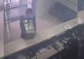 Хитойда номаълум шахс полицияга 500 та ҳимоя ниқоби ташлаб кетди (видео) фото