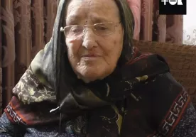 Kambagʻallar uchun nimcha toʻqiyotgan Patimat buvi (video) фото