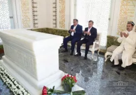 Emomali Rahmon Islom Karimov maqbarasini ziyorat qildi фото