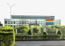 AQShning Qozog‘istondagi elchixonasi LGBT bayrog‘ini osdi фото