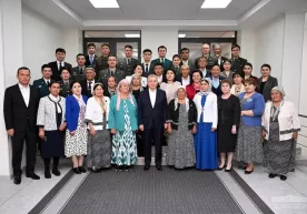 Prezident xizmat vaqtida halok bo‘lgan harbiylarning oila a’zolari bilan uchrashdi фото