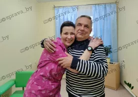 Belaruslik siyosiy mahbus Mariya Kolesnikova 1,5 yil deganda otasi bilan uchrashdi фото