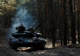 Украинадаги урушнинг 235-куни: Ўлжа қилинган танкдаги украин аскарлари ва Киевдаги вайронгарчиликлар (фото) фото