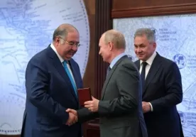 Vladimir Putin Alisher Usmonovni medal bilan taqdirladi фото