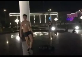 Nukusda bayroqlar oldida kiyimsiz holda video tasvirga tushgan o‘smirlar 15 sutkaga qamaldi фото