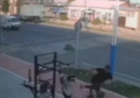 Фарғонада қизни кўчада уриб-тепган йигитнинг шахси аниқланди фото