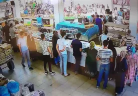 Бухоро деҳқон бозорида 15 яшар қиз фаррош томонидан сайёҳлар кўз ўнгида калтакланди фото