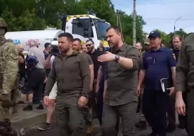 Зеленский Херсон вилоятининг сув босган ҳудудларига ташриф буюрди фото