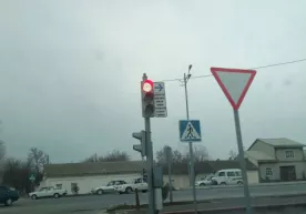 Qizil chiroqda o‘ngga burilishga ruxsat beriladimi? фото