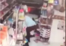 Supermarketlarning birida yigit qizni yoqib yubordi (video) фото