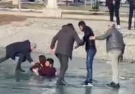 Samarqandda yoshlar muz yorilishi oqibatida suvga tushib ketdi (video) фото