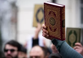Daniyada Qur’on yoqqanlar ikki yilgacha qamalishi mumkin фото
