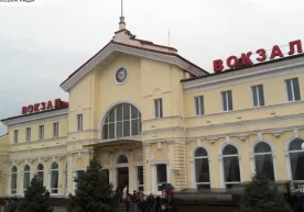 Rossiya Qurolli kuchlari Xersondagi evakuatsiya poyezdi turgan vokzalni o‘qqa tutdi фото