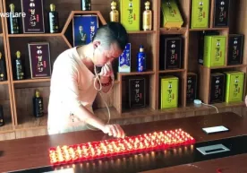Xitoylik bir daqiqada 120 ta shamni qulog‘i bilan o‘chirdi (video) фото