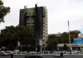 Тошкент марказида ёнган кўп қаватли бино фото