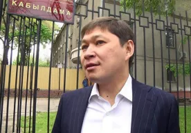 Қирғизистон собиқ бош вазири судга мажбуран олиб келинди фото