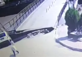 Turkiyada piyodalarga mo‘ljallangan ko‘prik o‘pirilib tushdi (video) фото